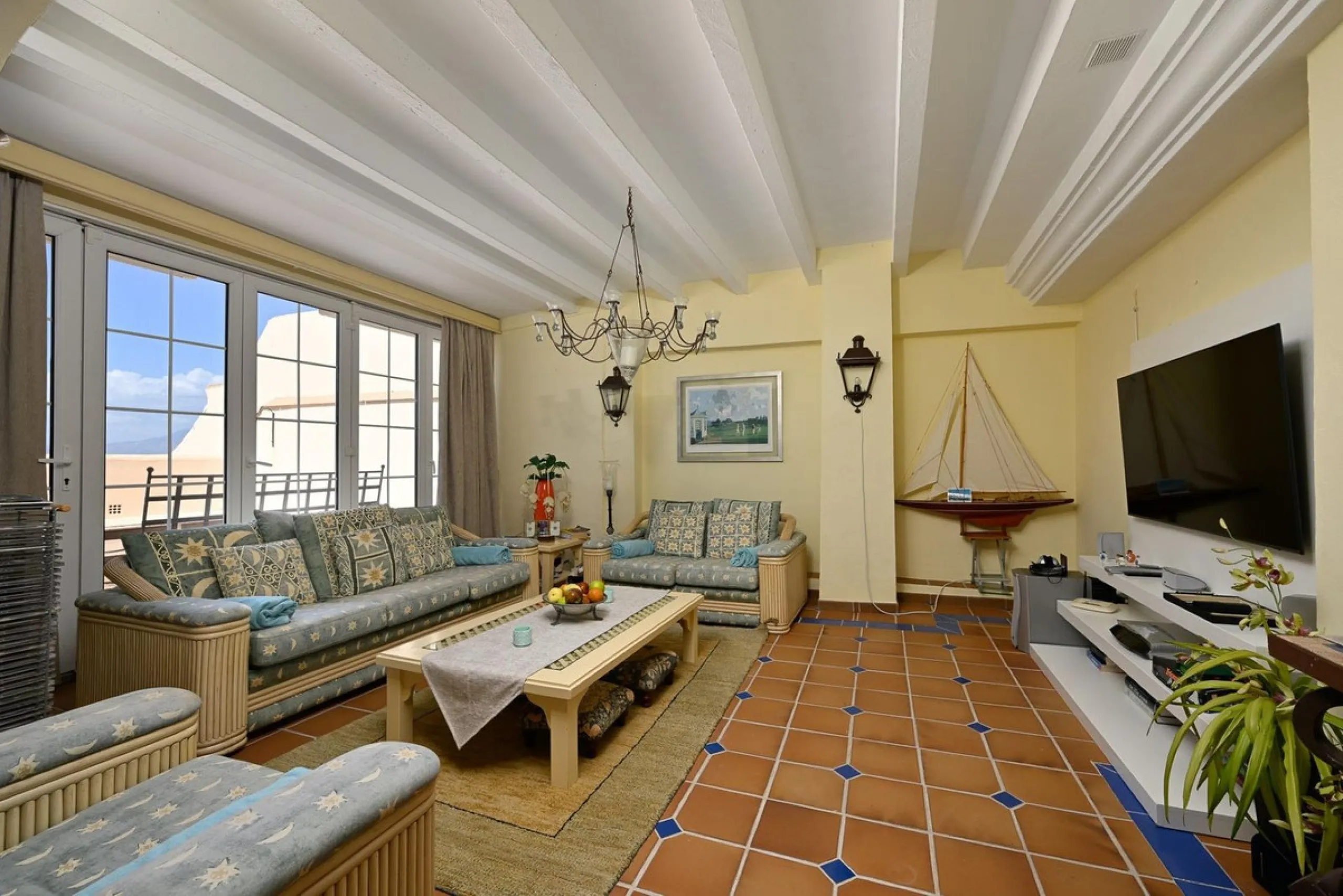Stunning duplex in Alhaurin Golf with exceptional views of the golf course and in an impeccable condition. The property is very spacious and consists of a large living-dining room with a fireplace opening onto a fabulous and spacious fully glazed terrace 