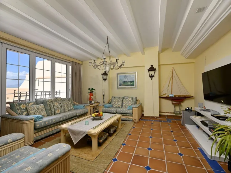 Stunning duplex in Alhaurin Golf with exceptional views of the golf course and in an impeccable condition. The property is very spacious and consists of a large living-dining room with a fireplace opening onto a fabulous and spacious fully glazed terrace 