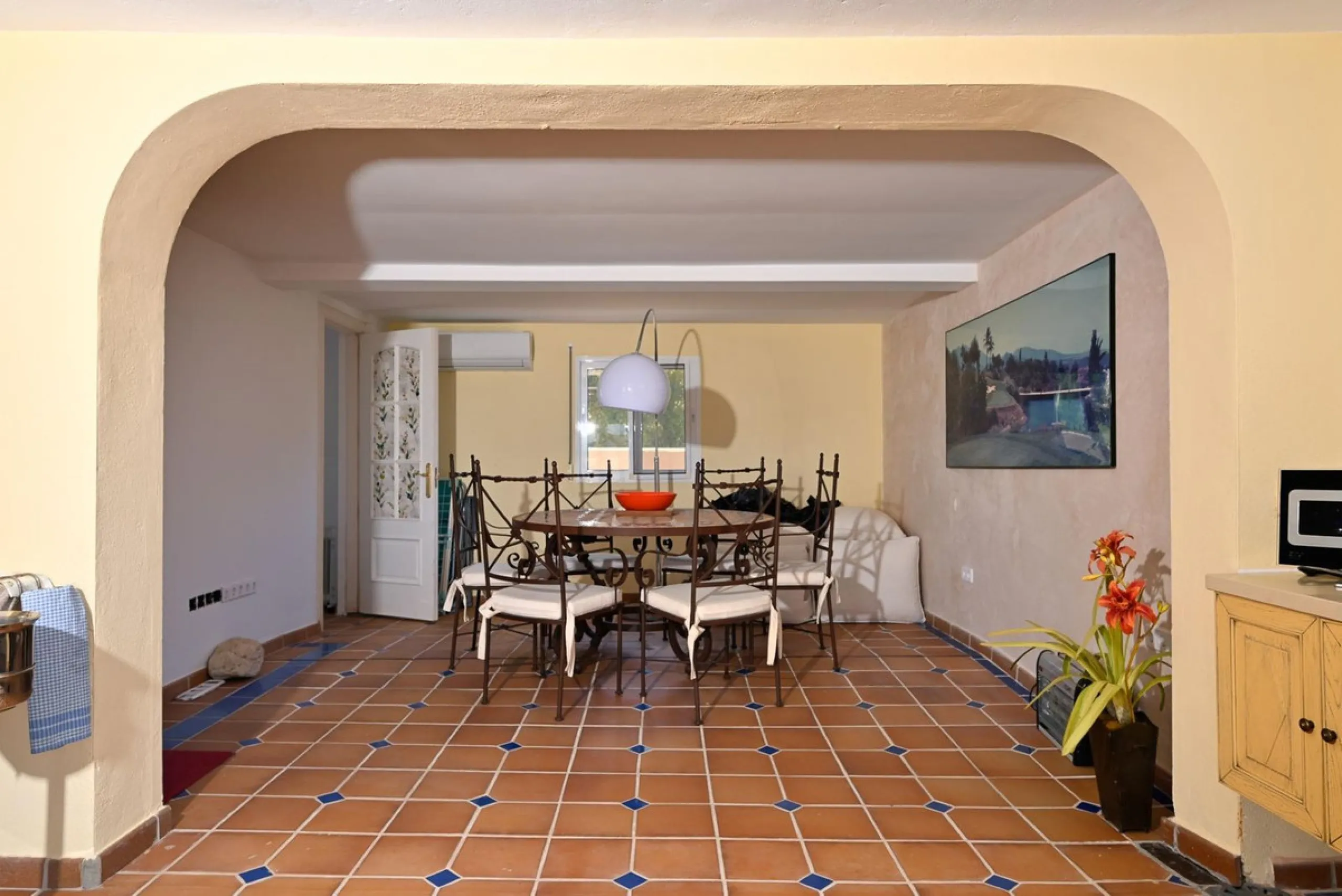 Stunning duplex in Alhaurin Golf with exceptional views of the golf course and in an impeccable condition. The property is very spacious and consists of a large living-dining room with a fireplace opening onto a fabulous and spacious fully glazed terrace 