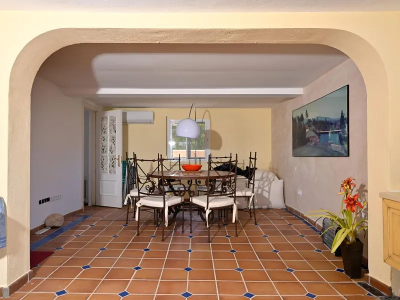 Stunning duplex in Alhaurin Golf with exceptional views of the golf course and in an impeccable condition. The property is very spacious and consists of a large living-dining room with a fireplace opening onto a fabulous and spacious fully glazed terrace 