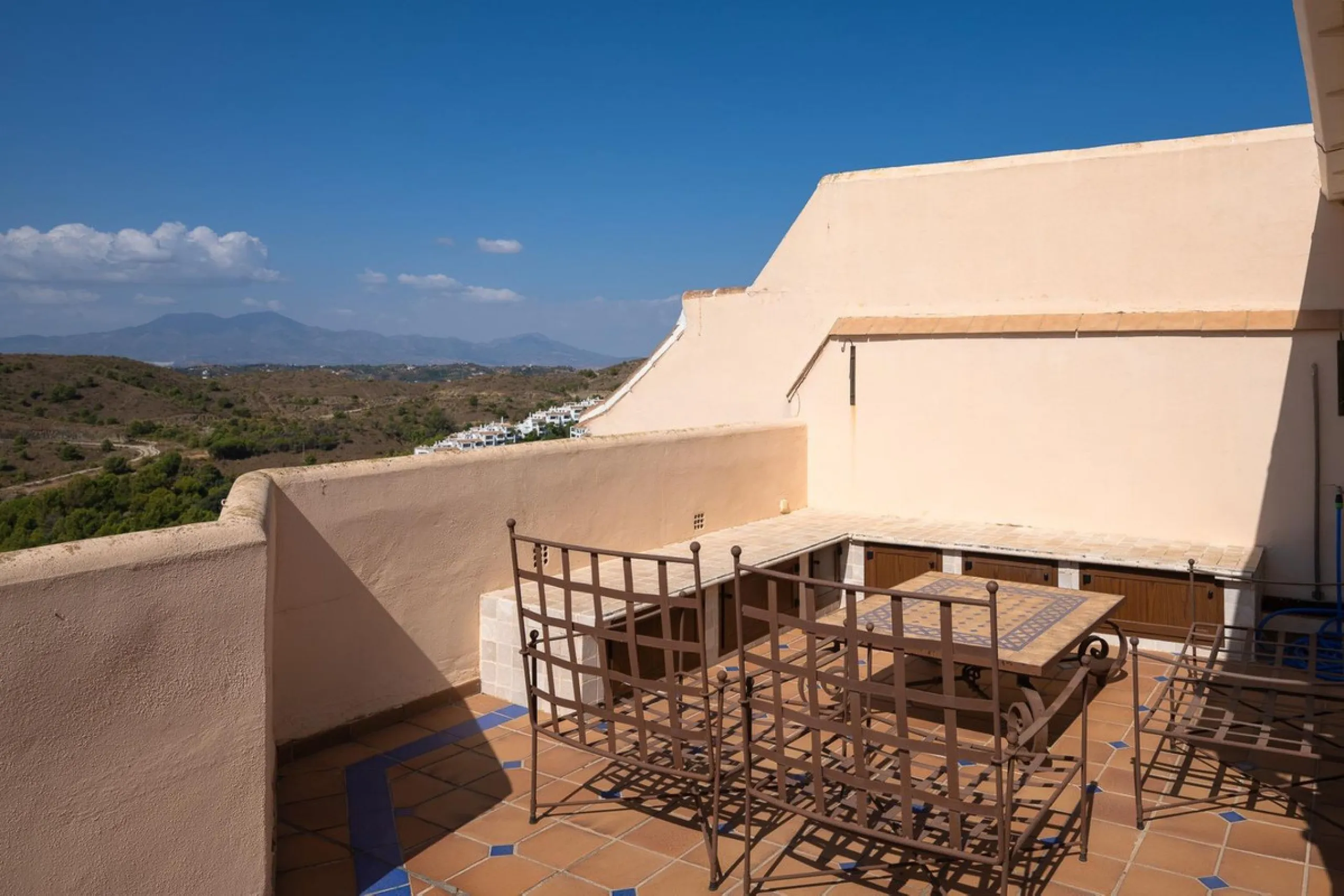 Stunning duplex in Alhaurin Golf with exceptional views of the golf course and in an impeccable condition. The property is very spacious and consists of a large living-dining room with a fireplace opening onto a fabulous and spacious fully glazed terrace 