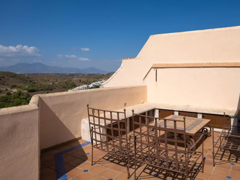 Stunning duplex in Alhaurin Golf with exceptional views of the golf course and in an impeccable condition. The property is very spacious and consists of a large living-dining room with a fireplace opening onto a fabulous and spacious fully glazed terrace 