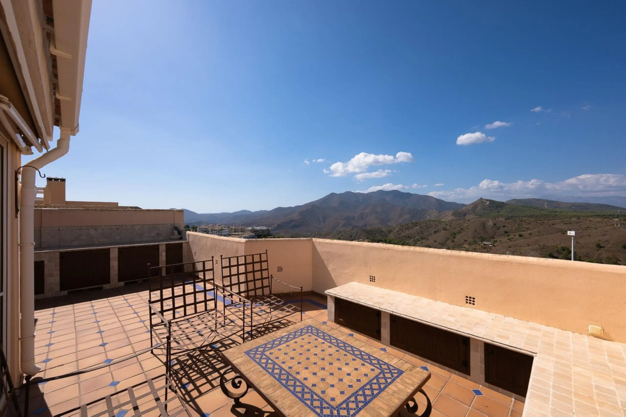 Stunning duplex in Alhaurin Golf with exceptional views of the golf course and in an impeccable condition. The property is very spacious and consists of a large living-dining room with a fireplace opening onto a fabulous and spacious fully glazed terrace 