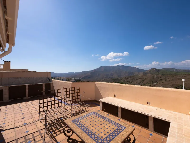 Stunning duplex in Alhaurin Golf with exceptional views of the golf course and in an impeccable condition. The property is very spacious and consists of a large living-dining room with a fireplace opening onto a fabulous and spacious fully glazed terrace 