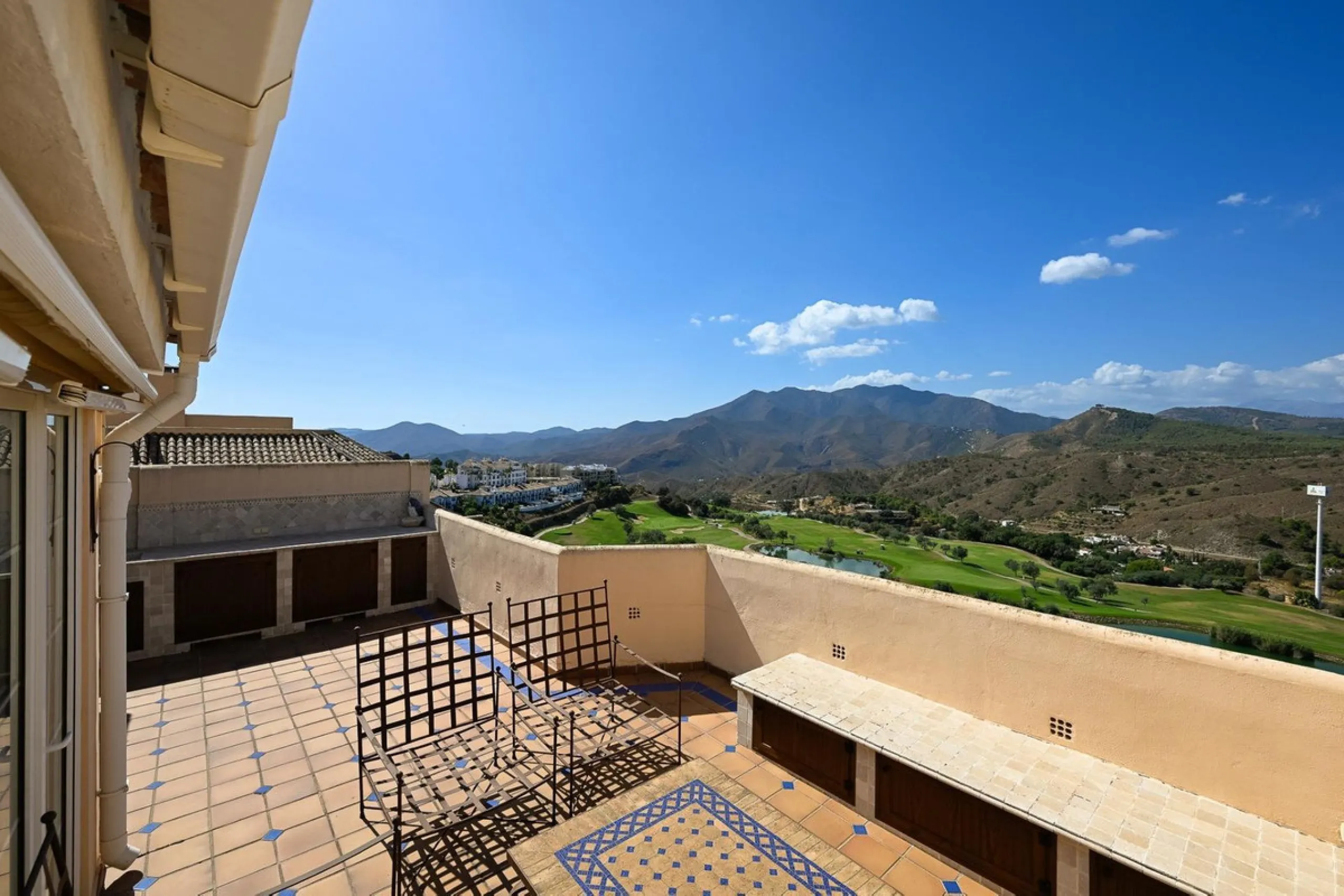 Stunning duplex in Alhaurin Golf with exceptional views of the golf course and in an impeccable condition. The property is very spacious and consists of a large living-dining room with a fireplace opening onto a fabulous and spacious fully glazed terrace 