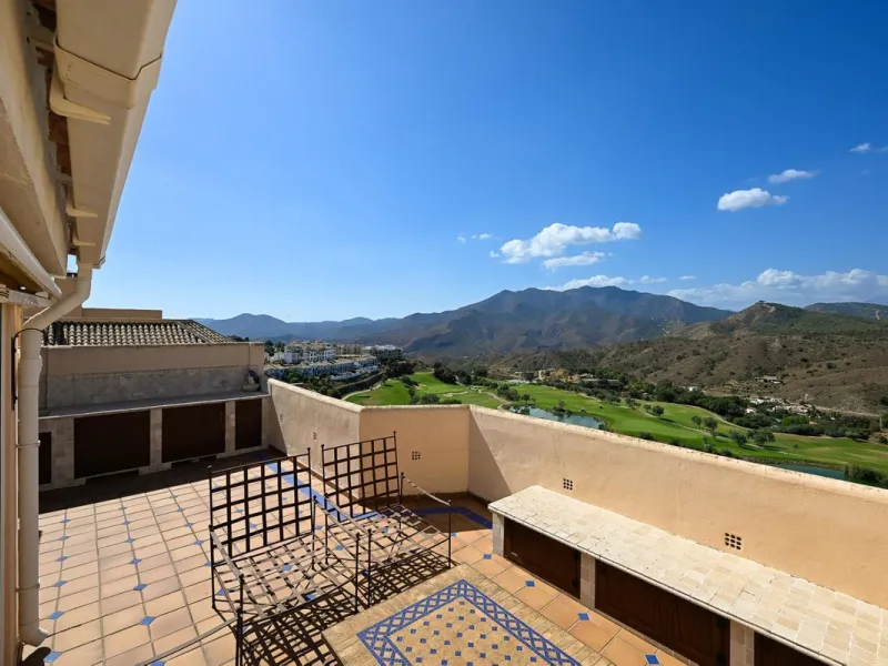 Stunning duplex in Alhaurin Golf with exceptional views of the golf course and in an impeccable condition. The property is very spacious and consists of a large living-dining room with a fireplace opening onto a fabulous and spacious fully glazed terrace 