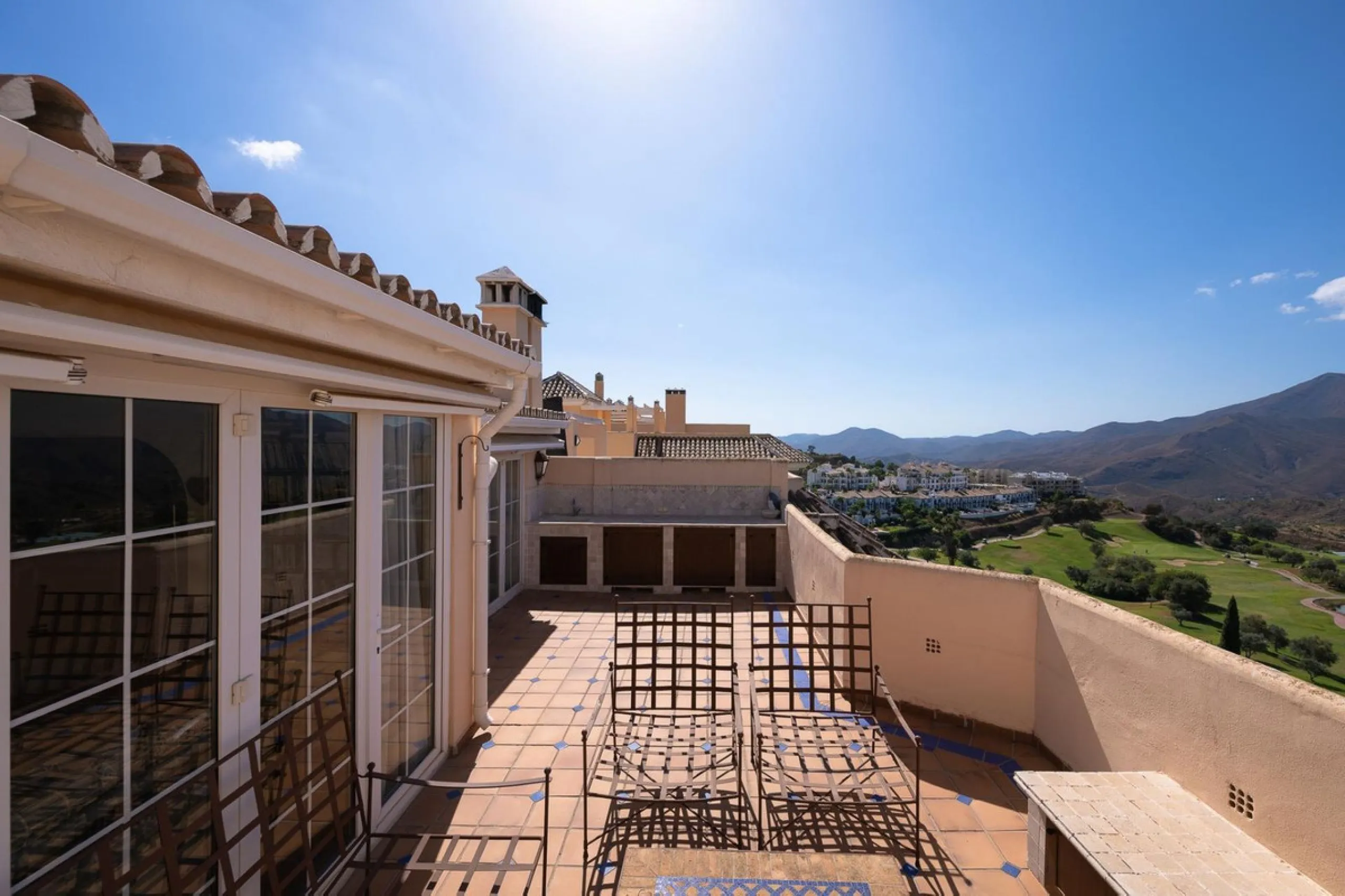 Stunning duplex in Alhaurin Golf with exceptional views of the golf course and in an impeccable condition. The property is very spacious and consists of a large living-dining room with a fireplace opening onto a fabulous and spacious fully glazed terrace 