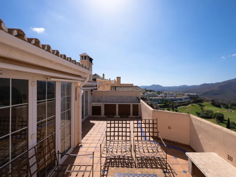 Stunning duplex in Alhaurin Golf with exceptional views of the golf course and in an impeccable condition. The property is very spacious and consists of a large living-dining room with a fireplace opening onto a fabulous and spacious fully glazed terrace 