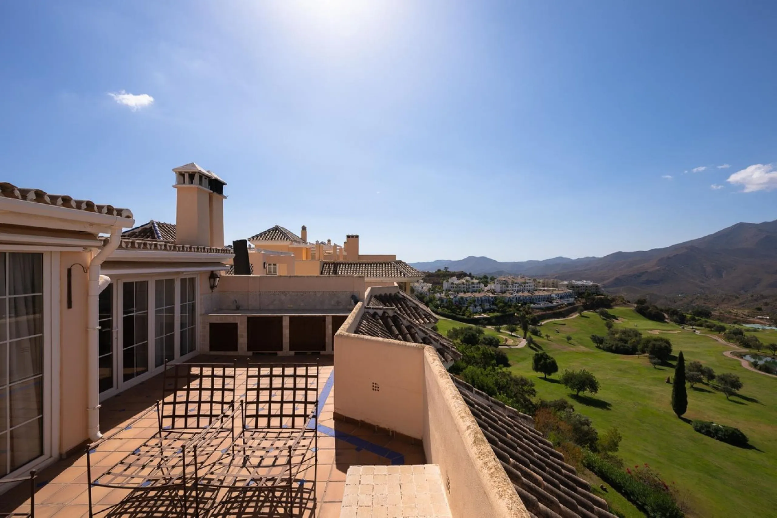 Stunning duplex in Alhaurin Golf with exceptional views of the golf course and in an impeccable condition. The property is very spacious and consists of a large living-dining room with a fireplace opening onto a fabulous and spacious fully glazed terrace 