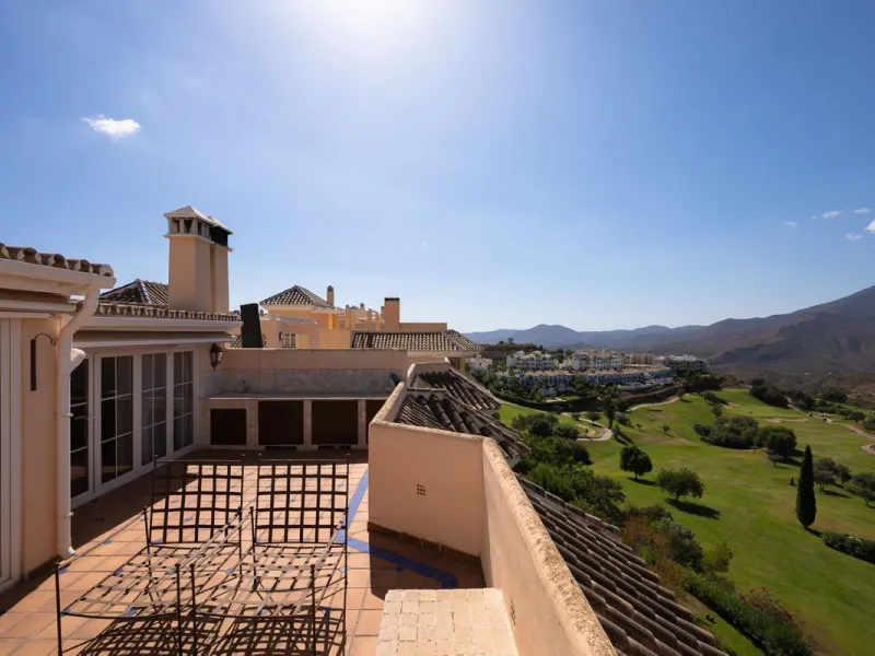 Stunning duplex in Alhaurin Golf with exceptional views of the golf course and in an impeccable condition. The property is very spacious and consists of a large living-dining room with a fireplace opening onto a fabulous and spacious fully glazed terrace 