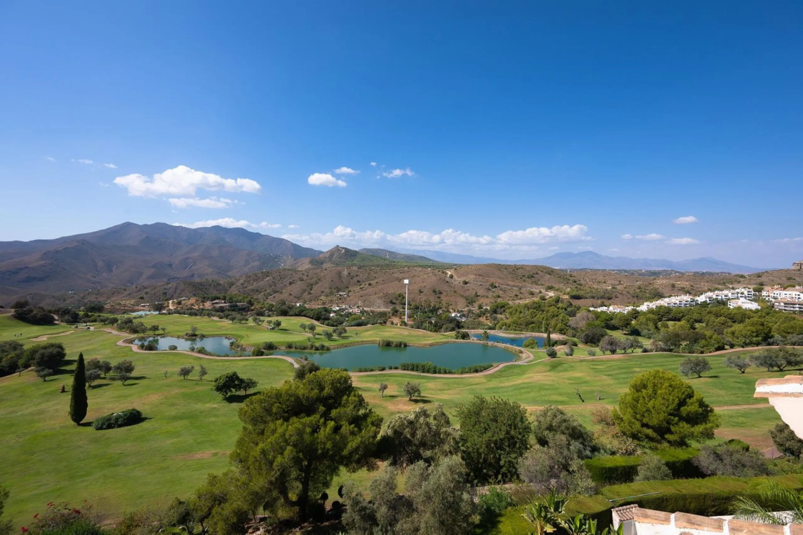 Stunning duplex in Alhaurin Golf with exceptional views of the golf course and in an impeccable condition. The property is very spacious and consists of a large living-dining room with a fireplace opening onto a fabulous and spacious fully glazed terrace 