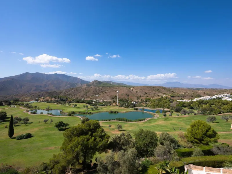 Stunning duplex in Alhaurin Golf with exceptional views of the golf course and in an impeccable condition. The property is very spacious and consists of a large living-dining room with a fireplace opening onto a fabulous and spacious fully glazed terrace 