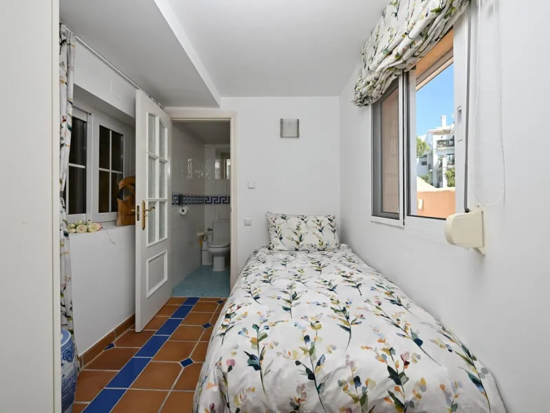 Stunning duplex in Alhaurin Golf with exceptional views of the golf course and in an impeccable condition. The property is very spacious and consists of a large living-dining room with a fireplace opening onto a fabulous and spacious fully glazed terrace 