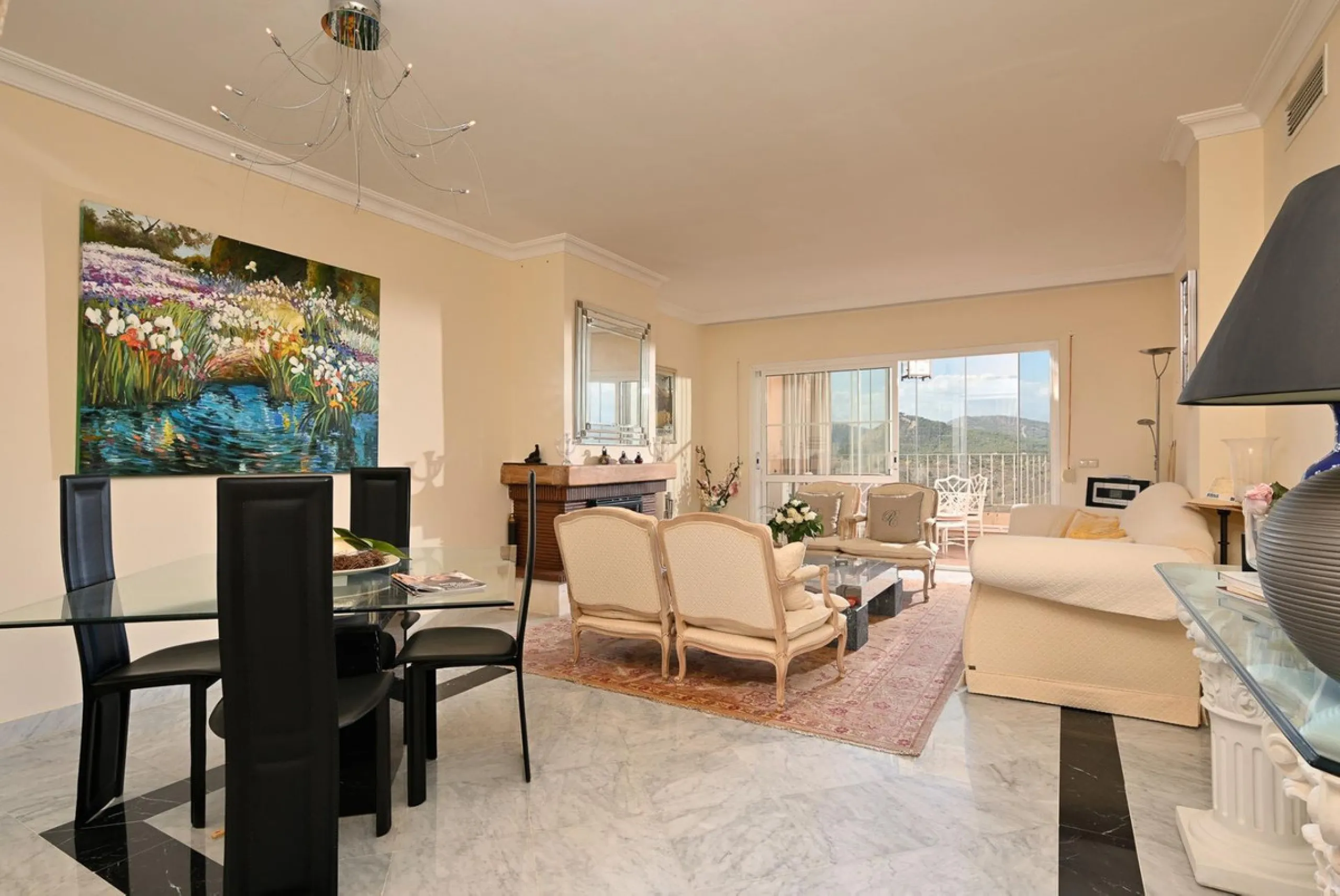 Stunning duplex in Alhaurin Golf with exceptional views of the golf course and in an impeccable condition. The property is very spacious and consists of a large living-dining room with a fireplace opening onto a fabulous and spacious fully glazed terrace 