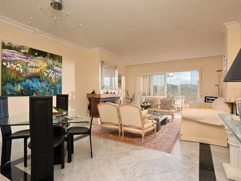 Stunning duplex in Alhaurin Golf with exceptional views of the golf course and in an impeccable condition. The property is very spacious and consists of a large living-dining room with a fireplace opening onto a fabulous and spacious fully glazed terrace 