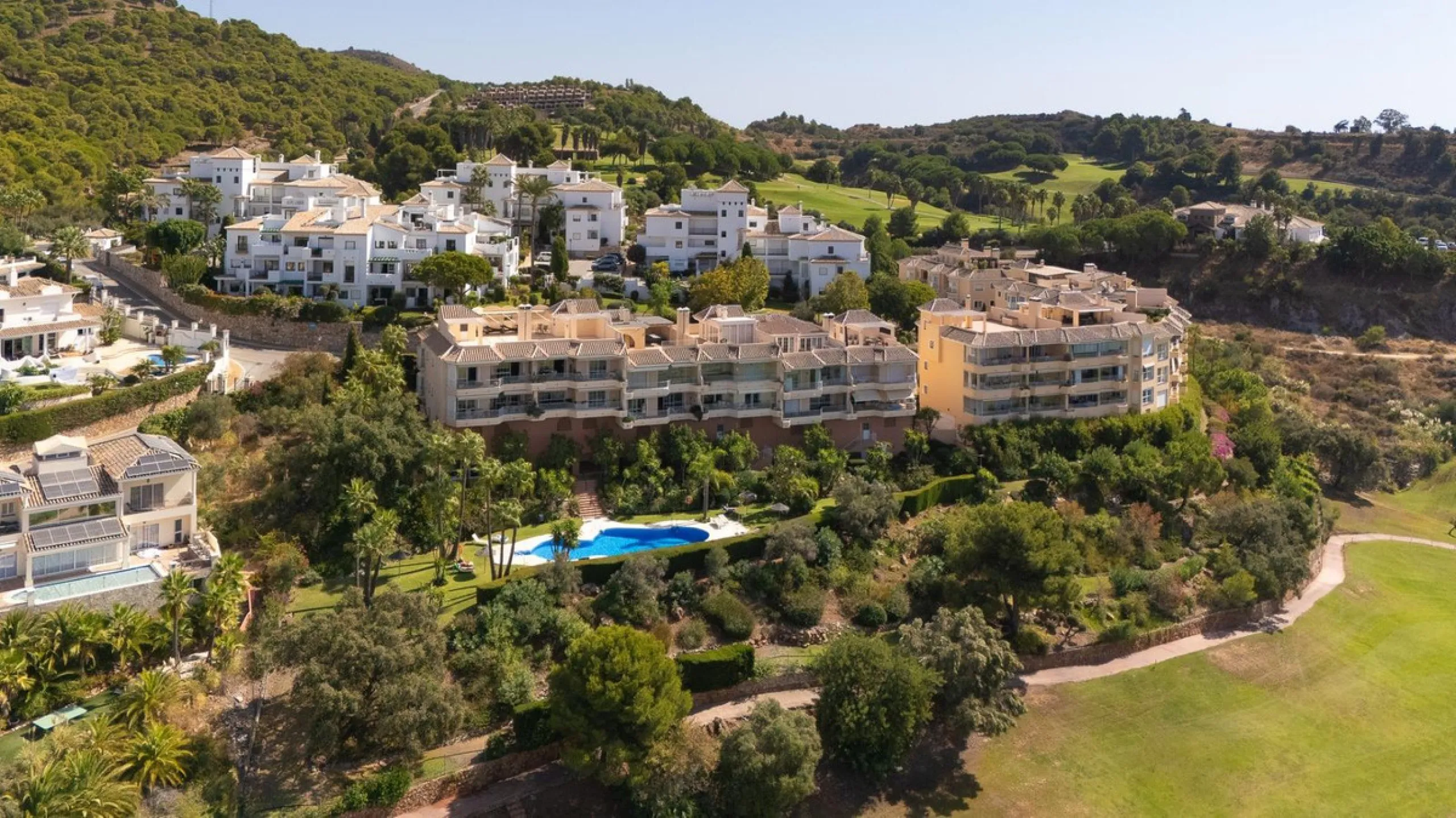 Stunning duplex in Alhaurin Golf with exceptional views of the golf course and in an impeccable condition. The property is very spacious and consists of a large living-dining room with a fireplace opening onto a fabulous and spacious fully glazed terrace 