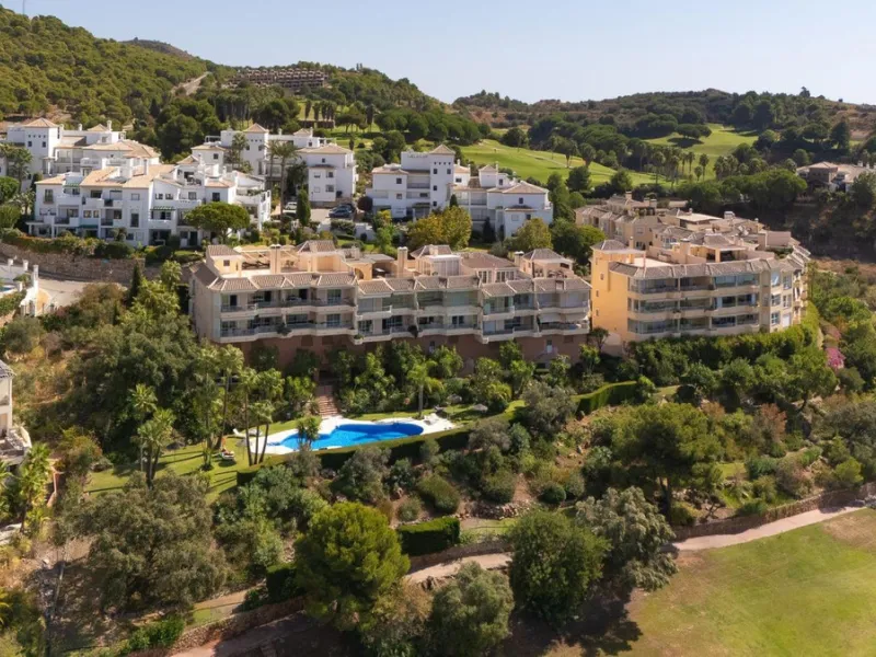 Stunning duplex in Alhaurin Golf with exceptional views of the golf course and in an impeccable condition. The property is very spacious and consists of a large living-dining room with a fireplace opening onto a fabulous and spacious fully glazed terrace 