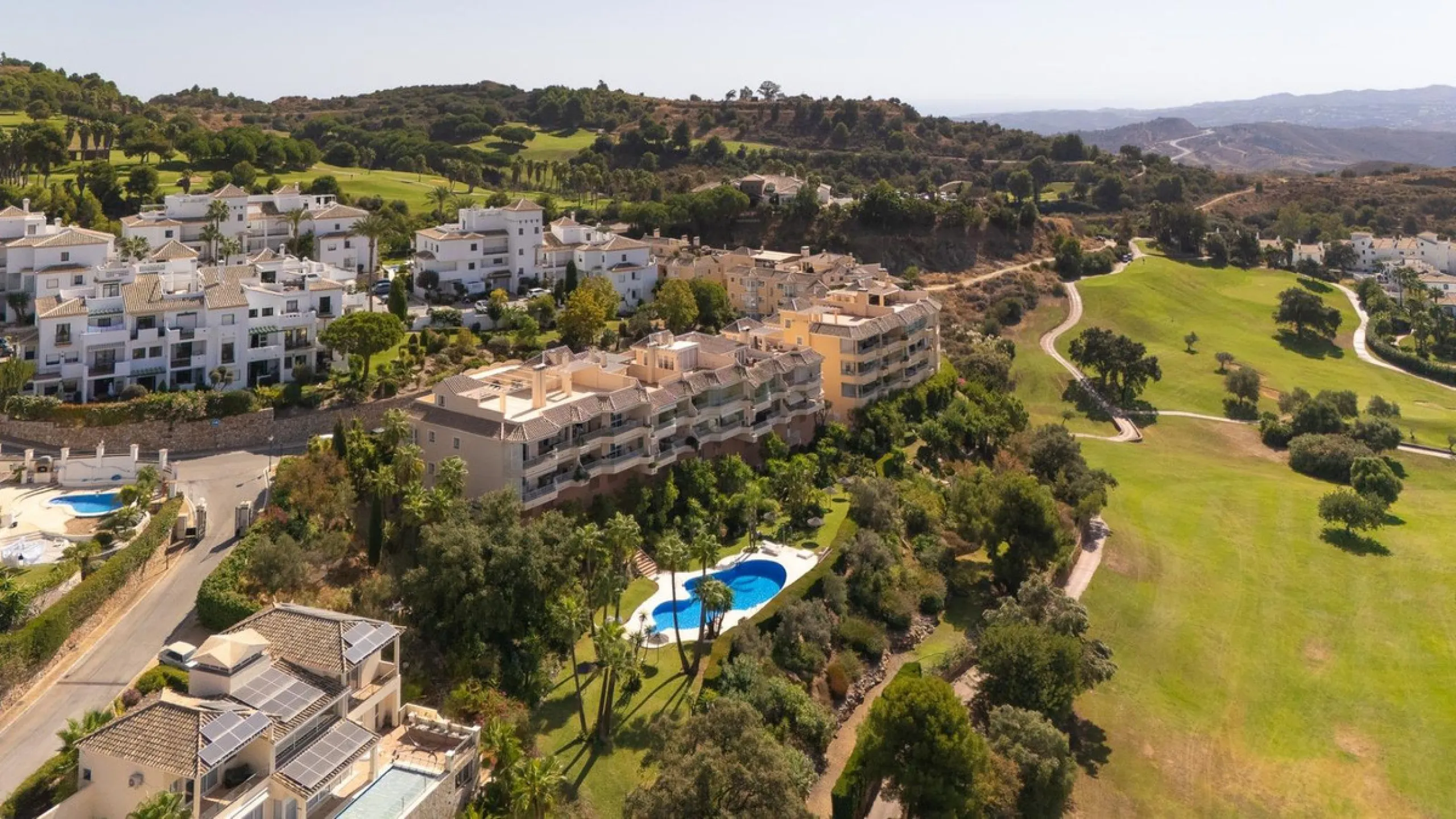 Stunning duplex in Alhaurin Golf with exceptional views of the golf course and in an impeccable condition. The property is very spacious and consists of a large living-dining room with a fireplace opening onto a fabulous and spacious fully glazed terrace 