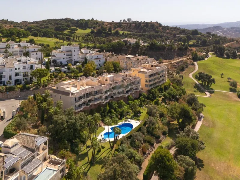 Stunning duplex in Alhaurin Golf with exceptional views of the golf course and in an impeccable condition. The property is very spacious and consists of a large living-dining room with a fireplace opening onto a fabulous and spacious fully glazed terrace 