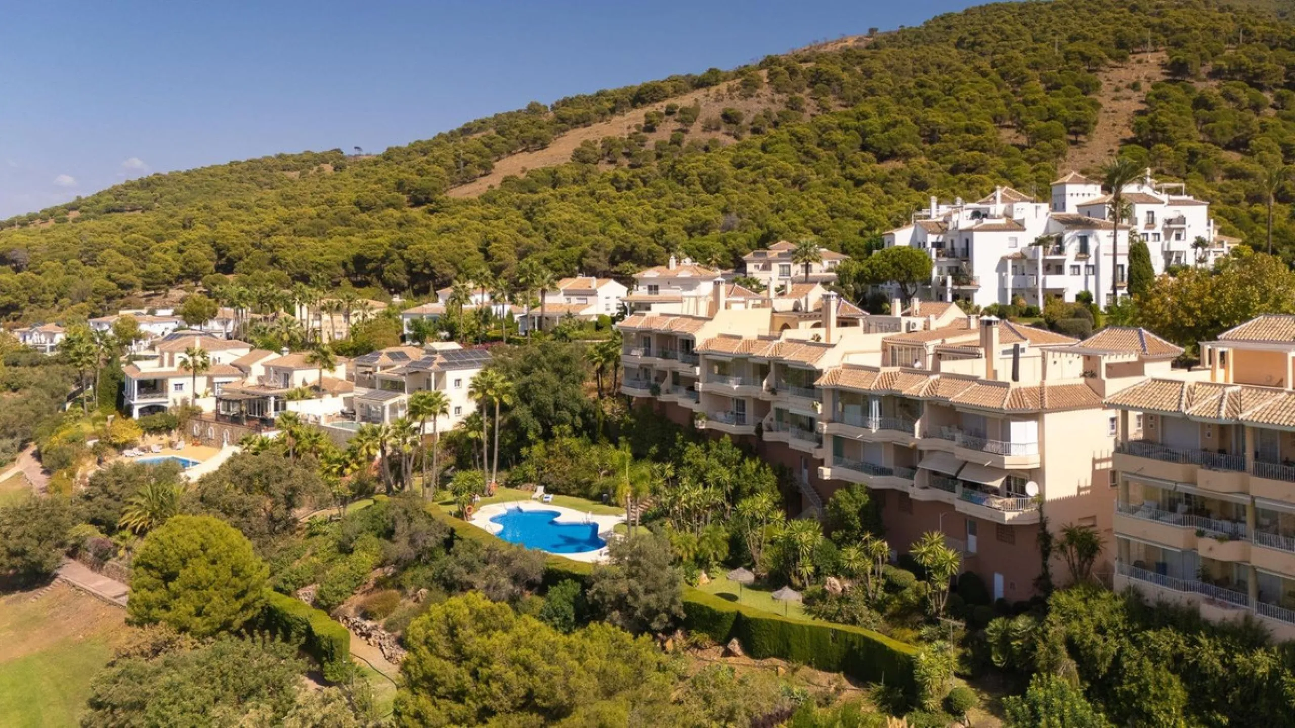 Stunning duplex in Alhaurin Golf with exceptional views of the golf course and in an impeccable condition. The property is very spacious and consists of a large living-dining room with a fireplace opening onto a fabulous and spacious fully glazed terrace 