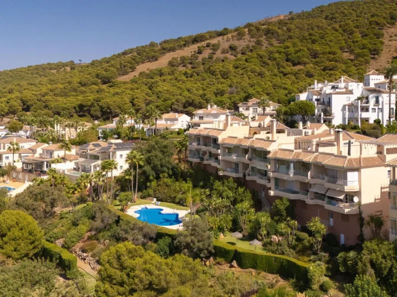 Stunning duplex in Alhaurin Golf with exceptional views of the golf course and in an impeccable condition. The property is very spacious and consists of a large living-dining room with a fireplace opening onto a fabulous and spacious fully glazed terrace 