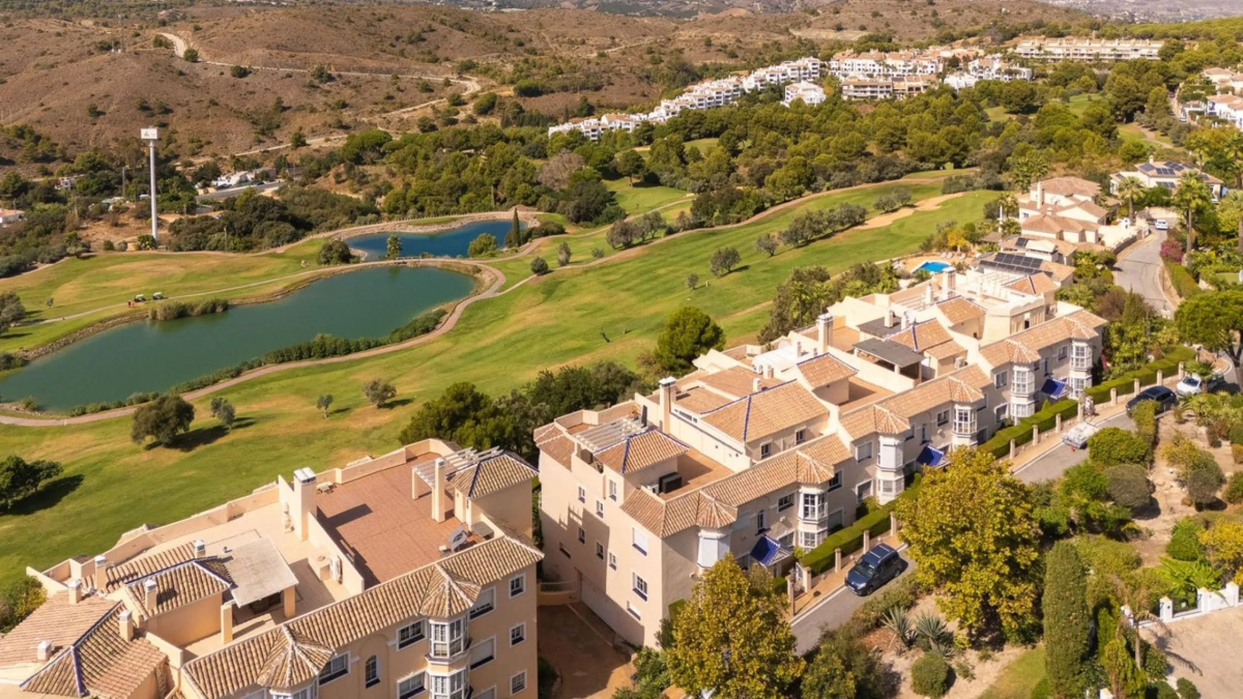 Stunning duplex in Alhaurin Golf with exceptional views of the golf course and in an impeccable condition. The property is very spacious and consists of a large living-dining room with a fireplace opening onto a fabulous and spacious fully glazed terrace 