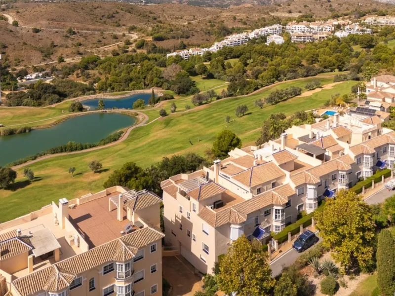 Stunning duplex in Alhaurin Golf with exceptional views of the golf course and in an impeccable condition. The property is very spacious and consists of a large living-dining room with a fireplace opening onto a fabulous and spacious fully glazed terrace 