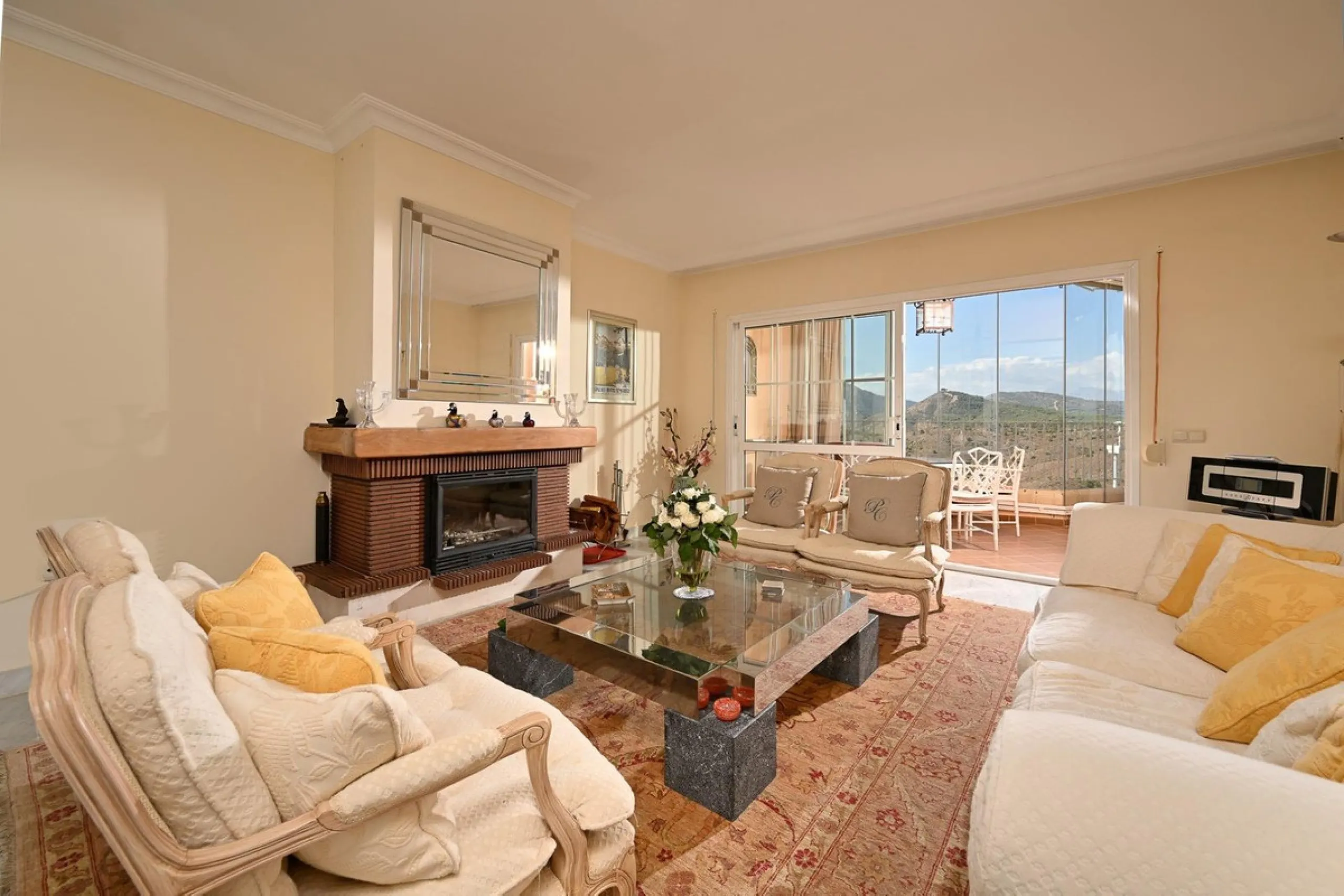 Stunning duplex in Alhaurin Golf with exceptional views of the golf course and in an impeccable condition. The property is very spacious and consists of a large living-dining room with a fireplace opening onto a fabulous and spacious fully glazed terrace 