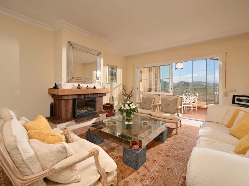 Stunning duplex in Alhaurin Golf with exceptional views of the golf course and in an impeccable condition. The property is very spacious and consists of a large living-dining room with a fireplace opening onto a fabulous and spacious fully glazed terrace 