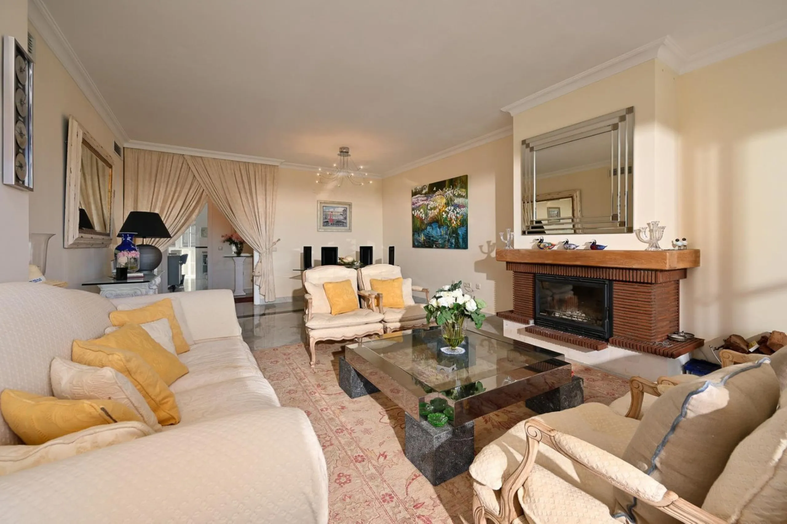 Stunning duplex in Alhaurin Golf with exceptional views of the golf course and in an impeccable condition. The property is very spacious and consists of a large living-dining room with a fireplace opening onto a fabulous and spacious fully glazed terrace 