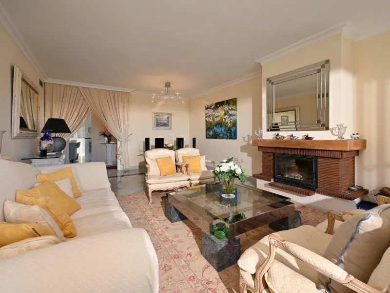 Stunning duplex in Alhaurin Golf with exceptional views of the golf course and in an impeccable condition. The property is very spacious and consists of a large living-dining room with a fireplace opening onto a fabulous and spacious fully glazed terrace 