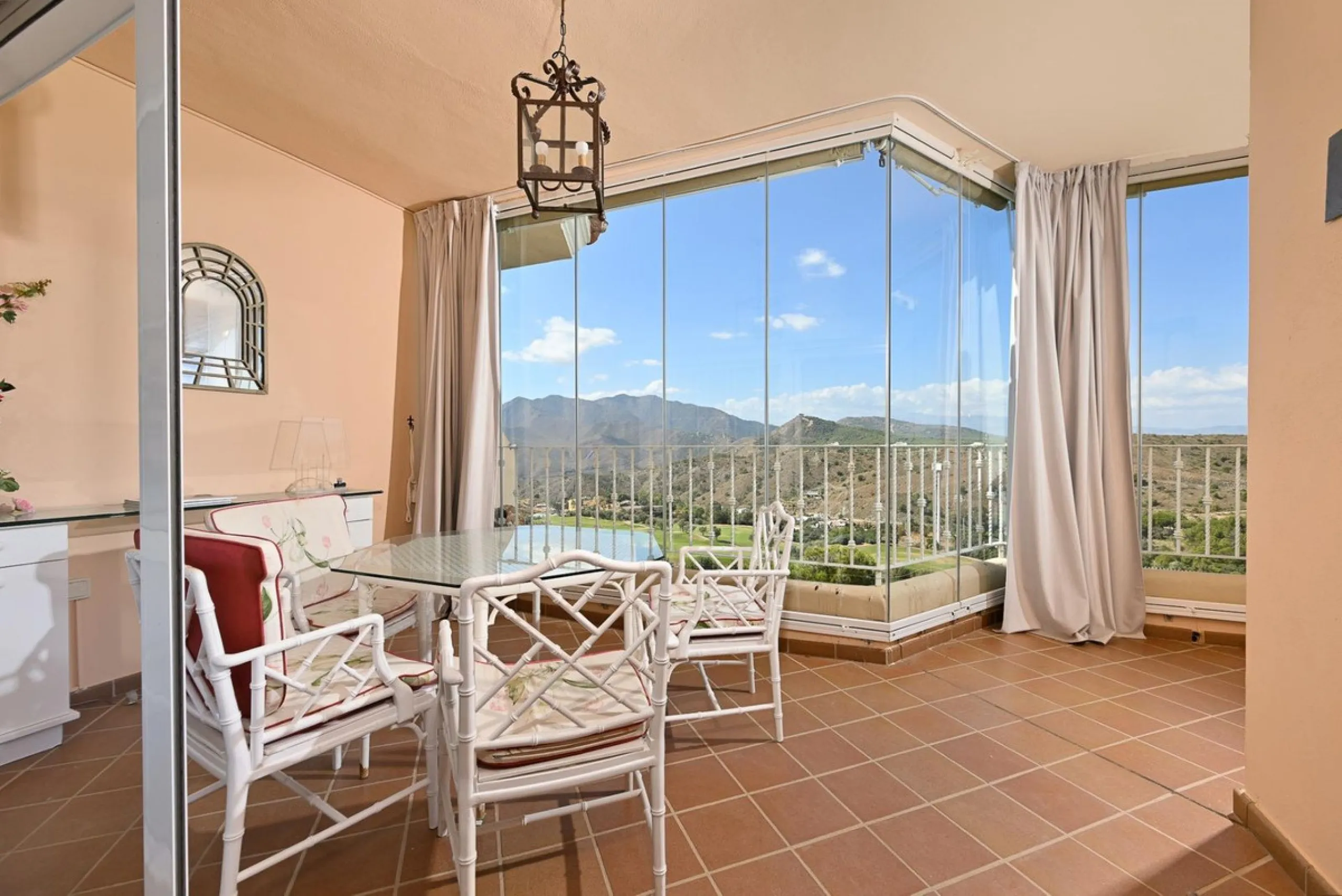 Stunning duplex in Alhaurin Golf with exceptional views of the golf course and in an impeccable condition. The property is very spacious and consists of a large living-dining room with a fireplace opening onto a fabulous and spacious fully glazed terrace 