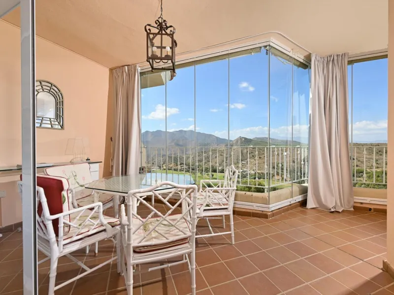Stunning duplex in Alhaurin Golf with exceptional views of the golf course and in an impeccable condition. The property is very spacious and consists of a large living-dining room with a fireplace opening onto a fabulous and spacious fully glazed terrace 