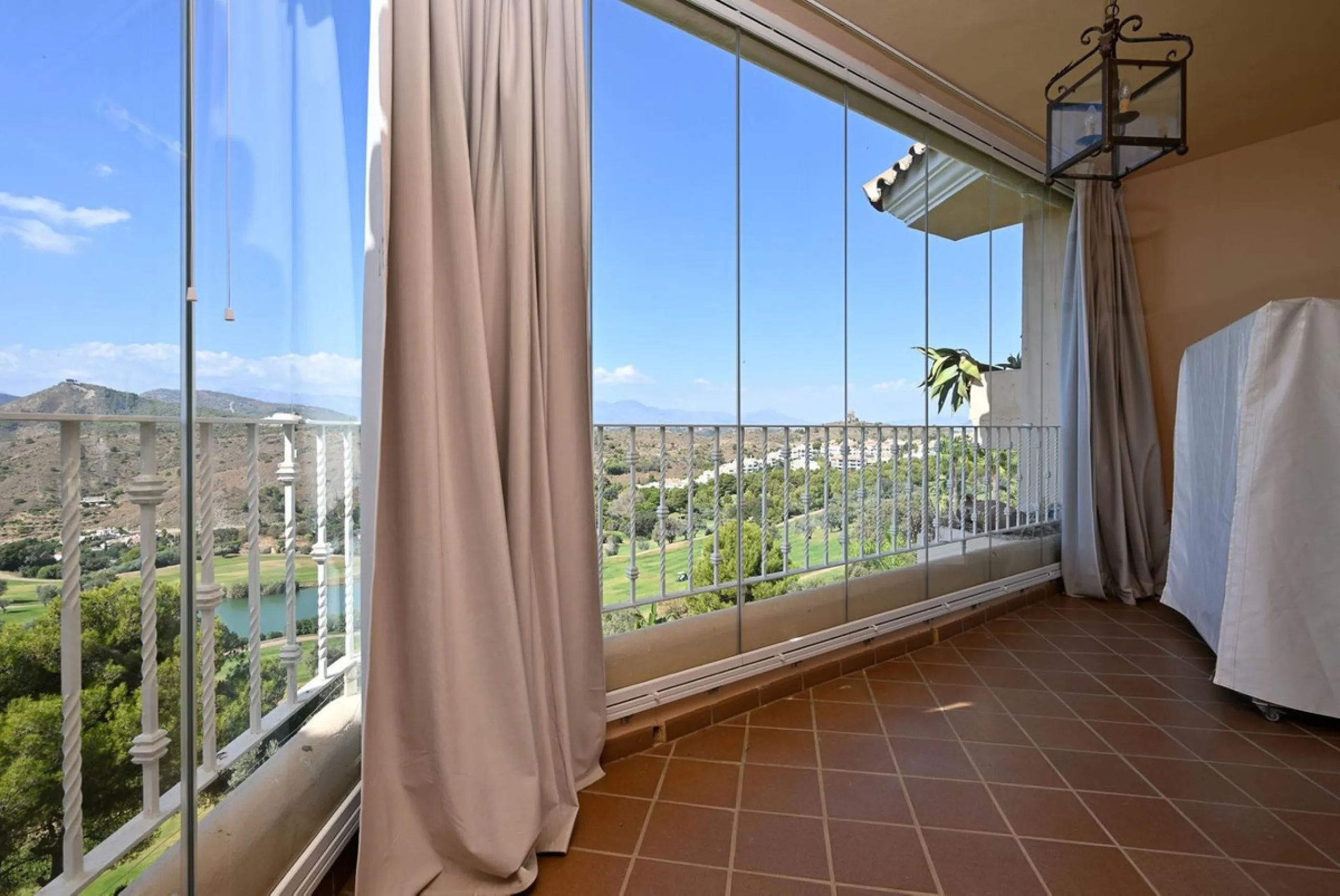 Stunning duplex in Alhaurin Golf with exceptional views of the golf course and in an impeccable condition. The property is very spacious and consists of a large living-dining room with a fireplace opening onto a fabulous and spacious fully glazed terrace 
