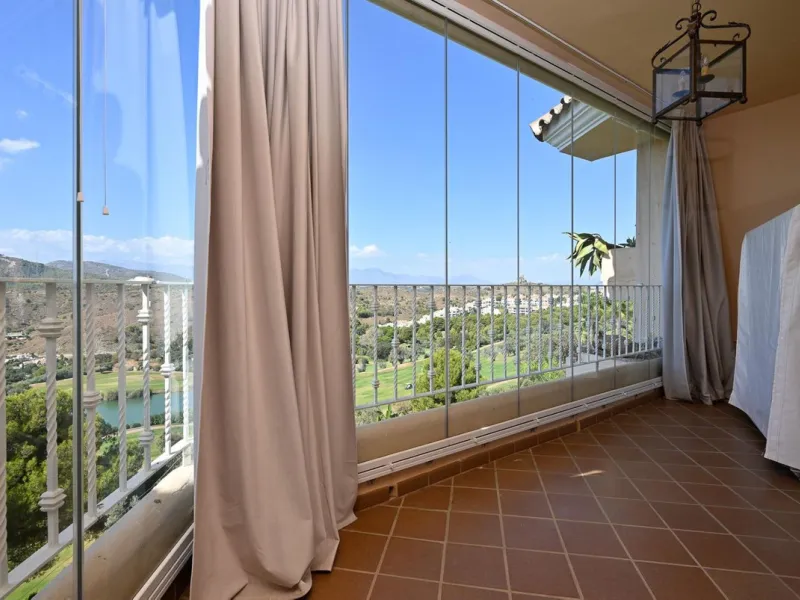 Stunning duplex in Alhaurin Golf with exceptional views of the golf course and in an impeccable condition. The property is very spacious and consists of a large living-dining room with a fireplace opening onto a fabulous and spacious fully glazed terrace 