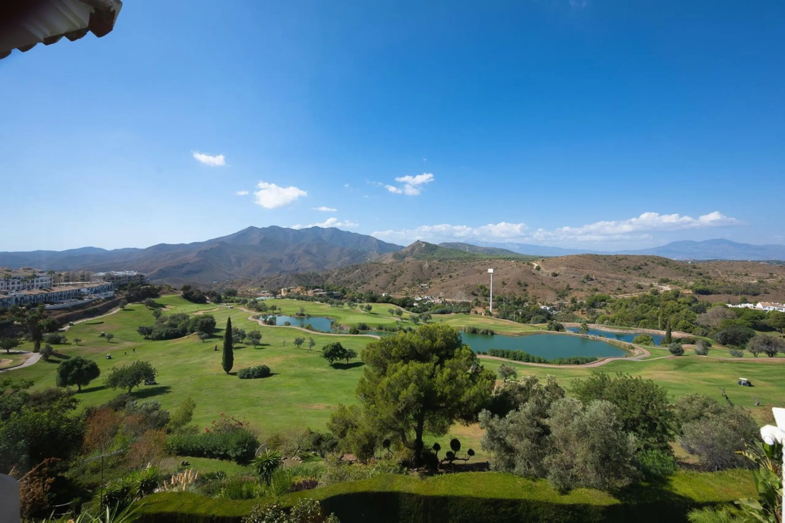 Stunning duplex in Alhaurin Golf with exceptional views of the golf course and in an impeccable condition. The property is very spacious and consists of a large living-dining room with a fireplace opening onto a fabulous and spacious fully glazed terrace 