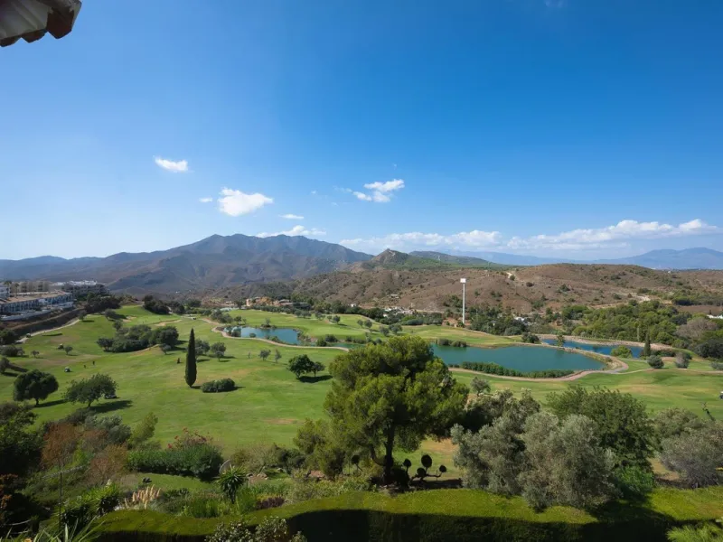 Stunning duplex in Alhaurin Golf with exceptional views of the golf course and in an impeccable condition. The property is very spacious and consists of a large living-dining room with a fireplace opening onto a fabulous and spacious fully glazed terrace 