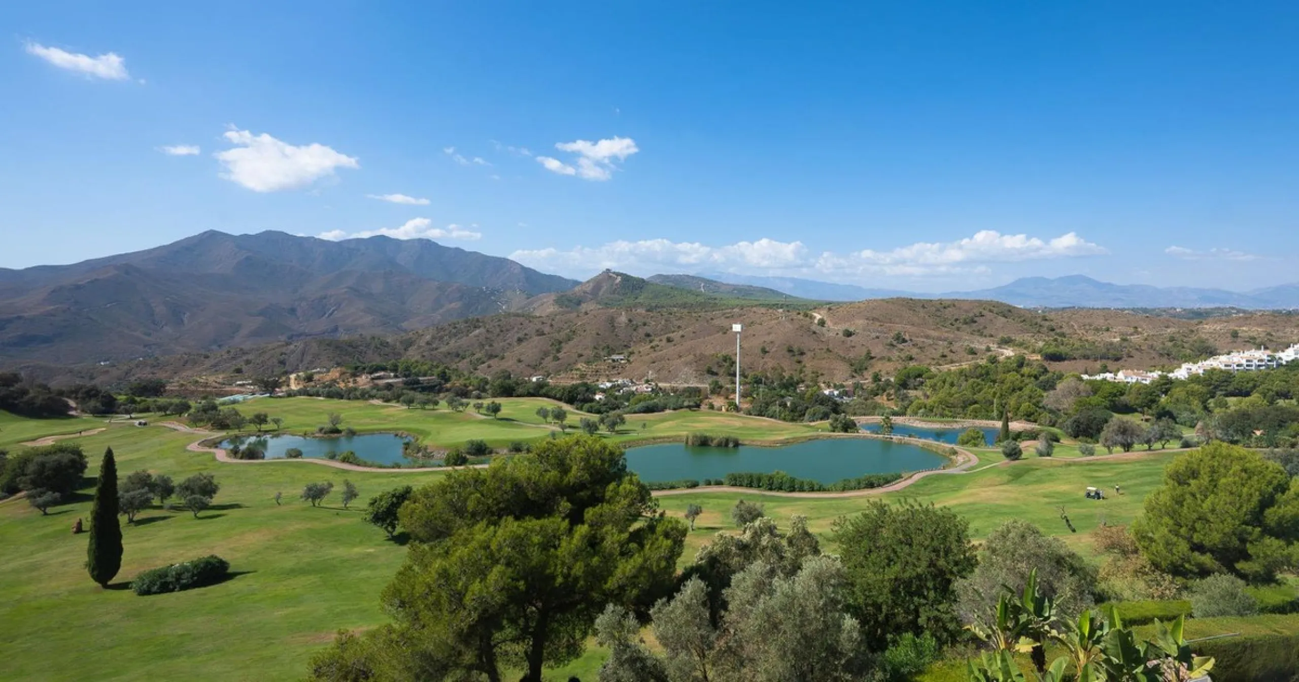Stunning duplex in Alhaurin Golf with exceptional views of the golf course and in an impeccable condition. The property is very spacious and consists of a large living-dining room with a fireplace opening onto a fabulous and spacious fully glazed terrace 