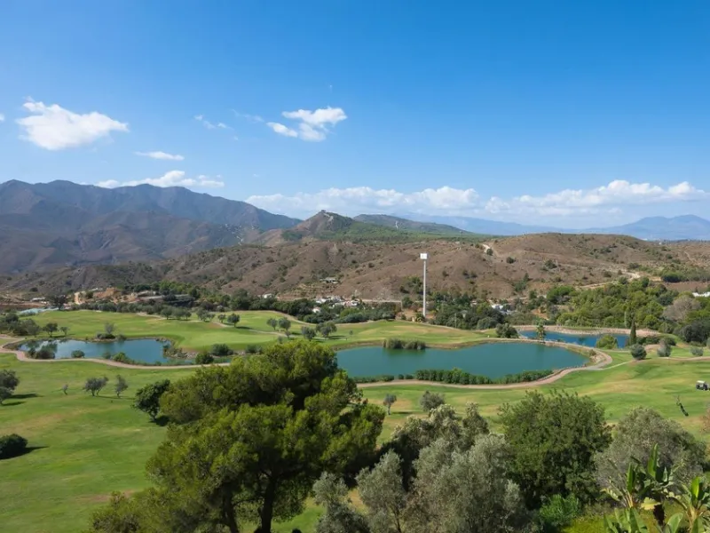 Stunning duplex in Alhaurin Golf with exceptional views of the golf course and in an impeccable condition. The property is very spacious and consists of a large living-dining room with a fireplace opening onto a fabulous and spacious fully glazed terrace 
