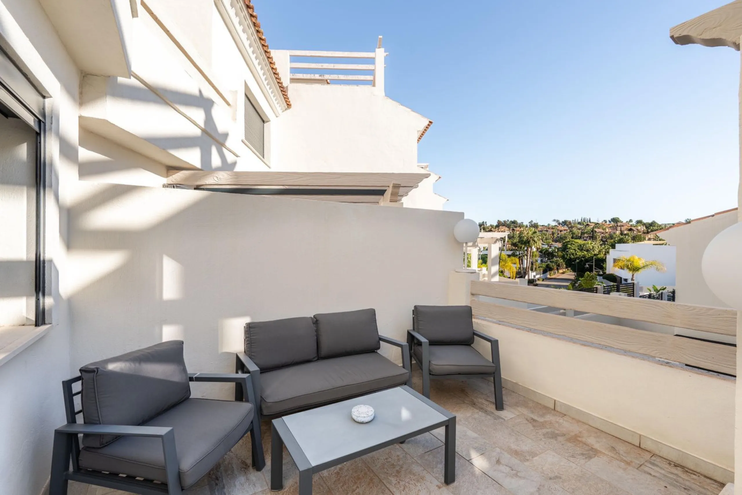 Delivery in 2023. AGRA RESIDENCIAL is an exclusive residential of 47 townhouses in the heart of golf on the Costa del Sol, next to El Campanario Golf & Country House
