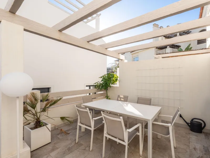 Delivery in 2023. AGRA RESIDENCIAL is an exclusive residential of 47 townhouses in the heart of golf on the Costa del Sol, next to El Campanario Golf & Country House