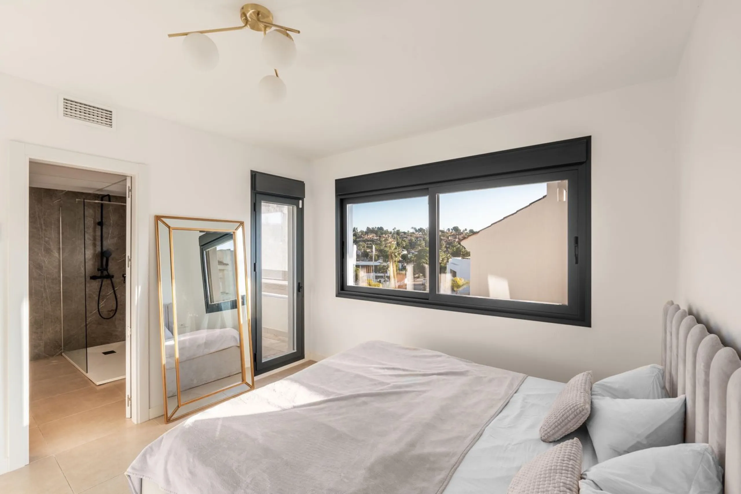Delivery in 2023. AGRA RESIDENCIAL is an exclusive residential of 47 townhouses in the heart of golf on the Costa del Sol, next to El Campanario Golf & Country House