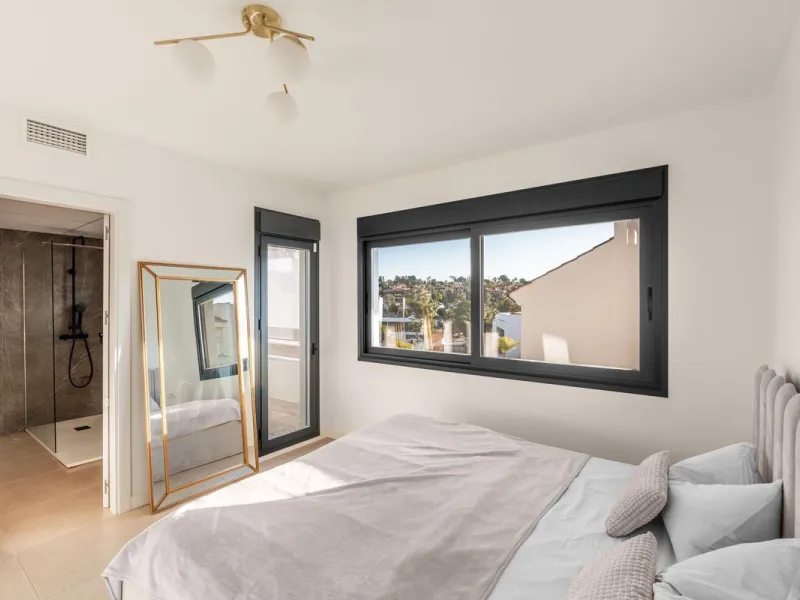 Delivery in 2023. AGRA RESIDENCIAL is an exclusive residential of 47 townhouses in the heart of golf on the Costa del Sol, next to El Campanario Golf & Country House