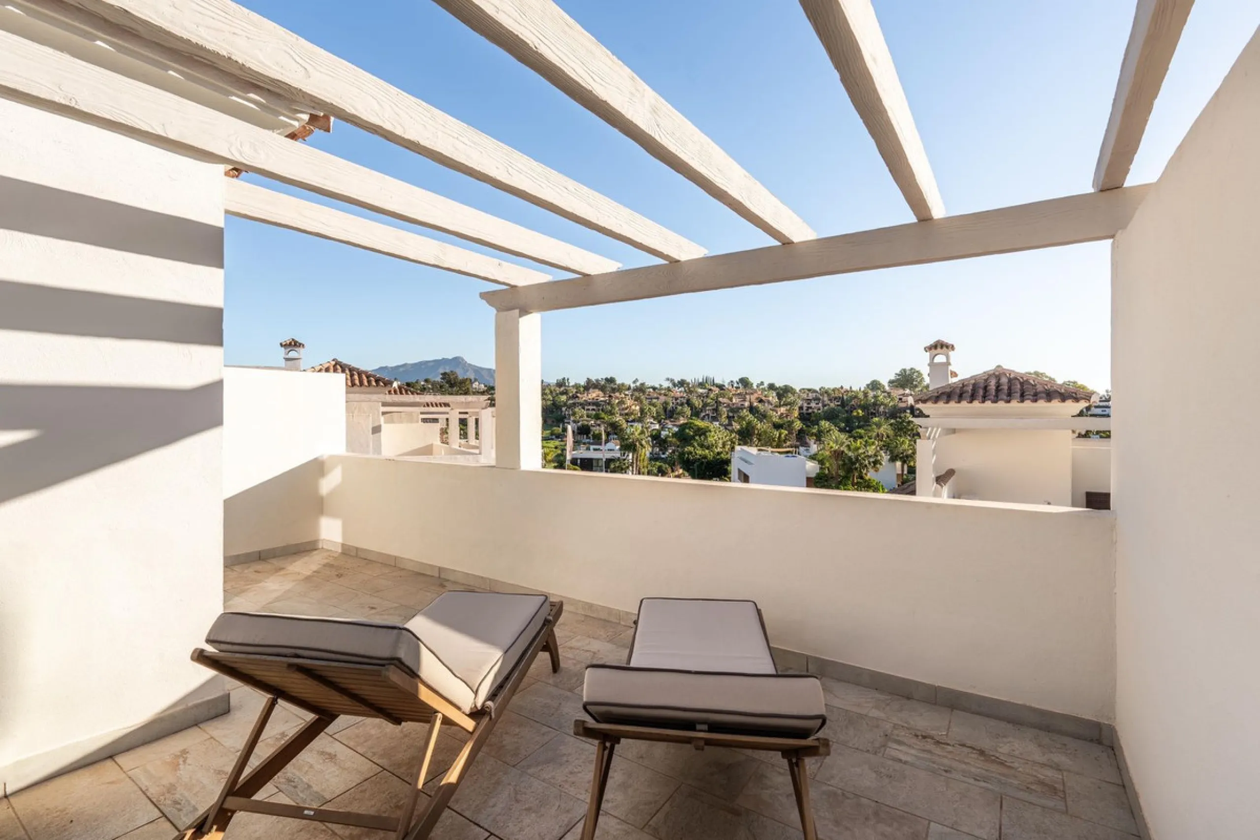 Delivery in 2023. AGRA RESIDENCIAL is an exclusive residential of 47 townhouses in the heart of golf on the Costa del Sol, next to El Campanario Golf & Country House