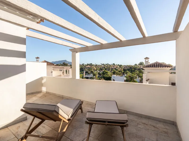 Delivery in 2023. AGRA RESIDENCIAL is an exclusive residential of 47 townhouses in the heart of golf on the Costa del Sol, next to El Campanario Golf & Country House
