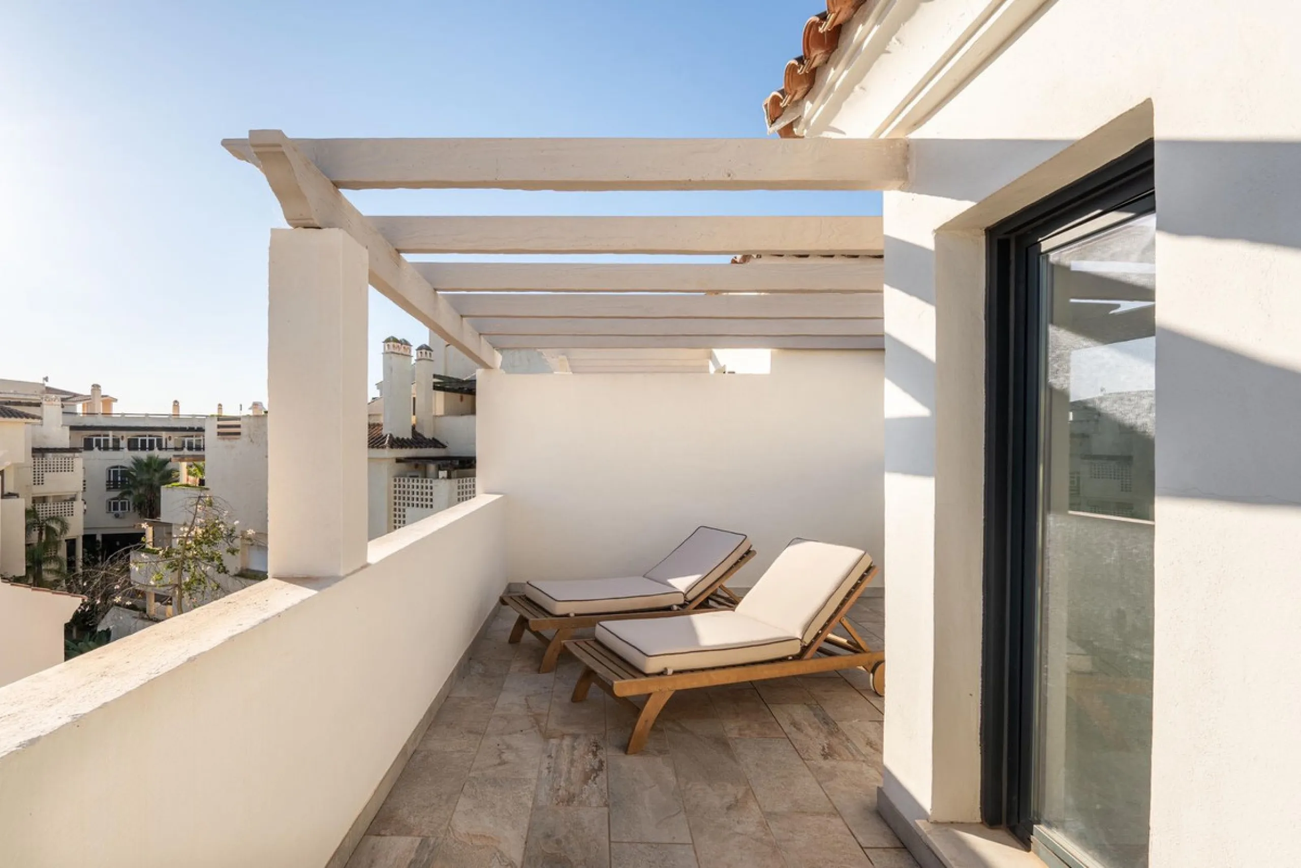 Delivery in 2023. AGRA RESIDENCIAL is an exclusive residential of 47 townhouses in the heart of golf on the Costa del Sol, next to El Campanario Golf & Country House