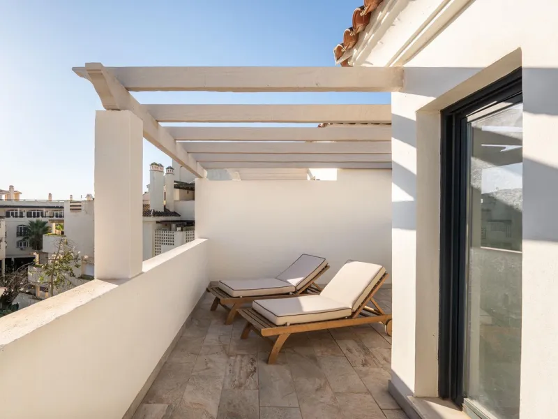 Delivery in 2023. AGRA RESIDENCIAL is an exclusive residential of 47 townhouses in the heart of golf on the Costa del Sol, next to El Campanario Golf & Country House