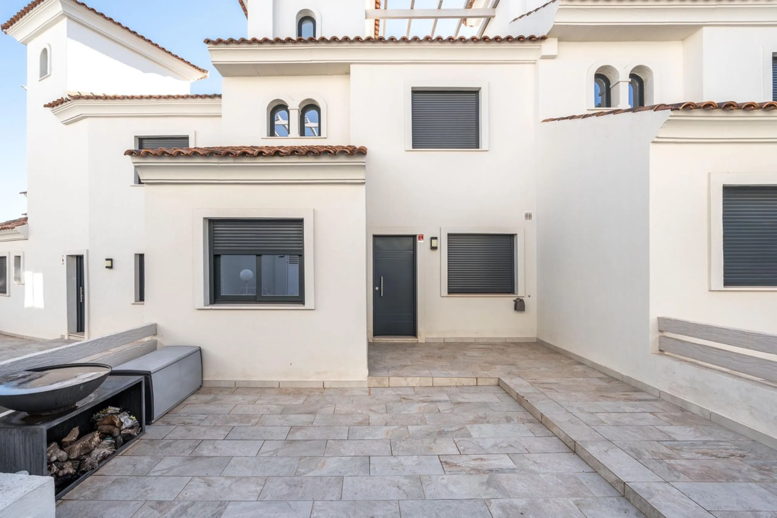 Delivery in 2023. AGRA RESIDENCIAL is an exclusive residential of 47 townhouses in the heart of golf on the Costa del Sol, next to El Campanario Golf & Country House