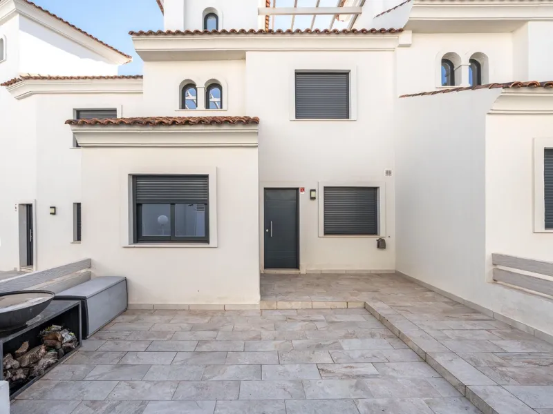 Delivery in 2023. AGRA RESIDENCIAL is an exclusive residential of 47 townhouses in the heart of golf on the Costa del Sol, next to El Campanario Golf & Country House