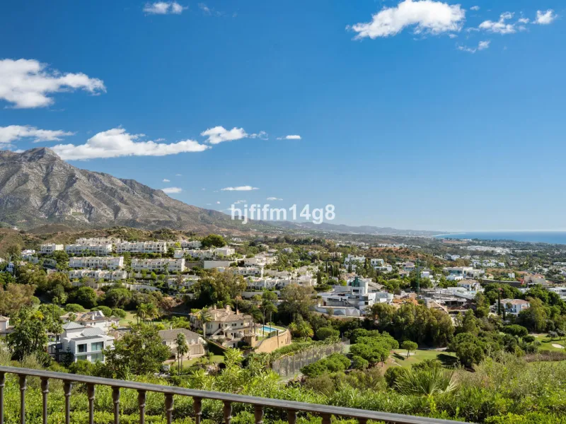 This elevated ground-floor apartment is located in the sought-after area of Buenavista, La Quinta, a prestigious residential community renowned for its tranquility, security, and breathtaking surroundings. Set within the beautiful hills of Benahavís, just
